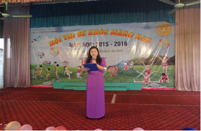 Bà Nguyễn Thị Hương, Phó trưởng Phòng GD&ĐT – Trưởng ban tổ chức đọc diễn văn khai mạc Hội thi