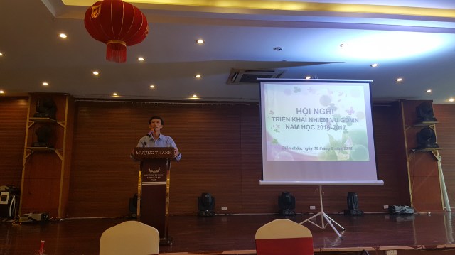 Thầy giáo Ngô Quang Long – Huyện ủy viên - Trưởng phòng GD&ĐT phát biểu tại Hội nghị