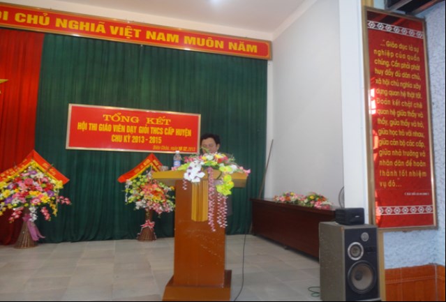 Thầy giáo Nguyễn Hữu Cầu - Phó trưởng phòng GD&ĐT tổng kết Hội thi