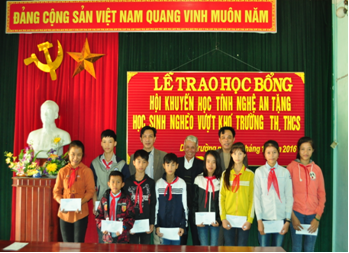 Hội Khuyến học Diễn Châu tổ chức trao quà của Hội khuyến học Nghệ an.